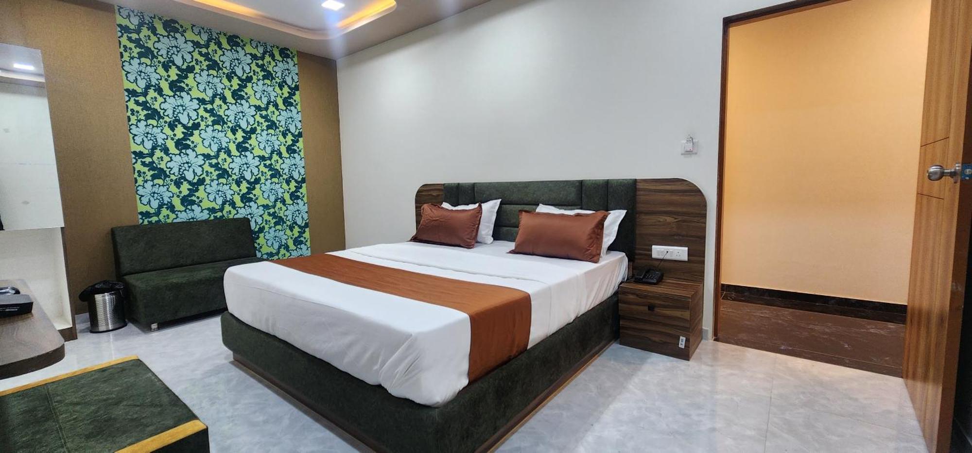 Hotel Nova Blue Ahmedabad Esterno foto