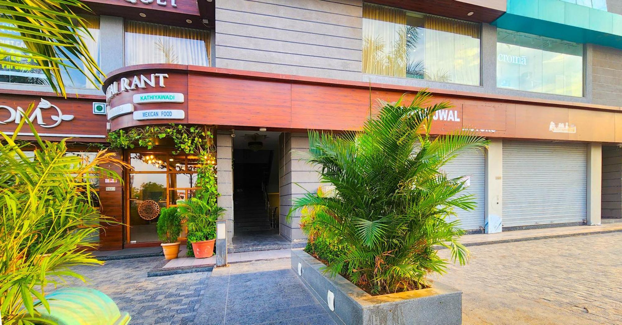 Hotel Nova Blue Ahmedabad Esterno foto