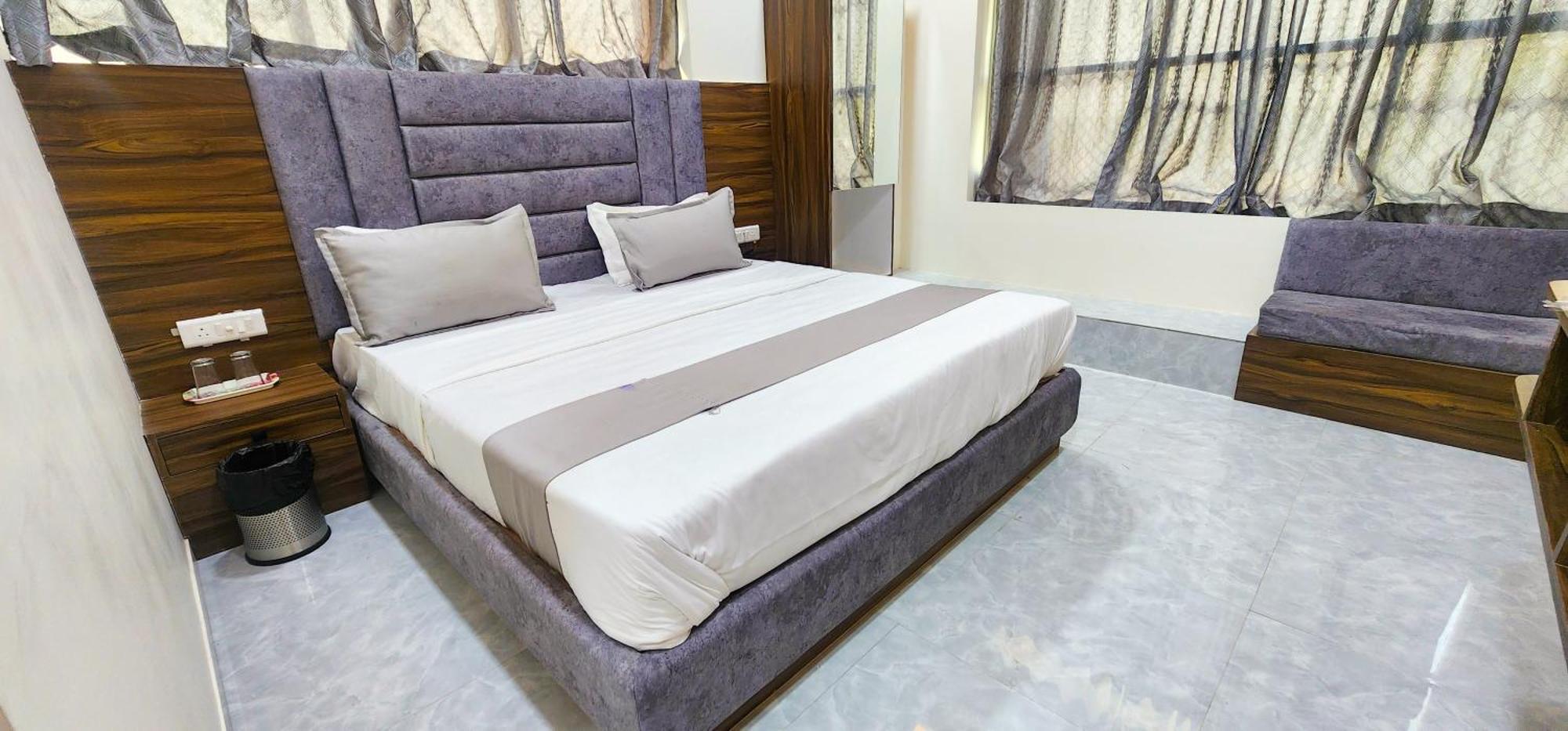 Hotel Nova Blue Ahmedabad Esterno foto