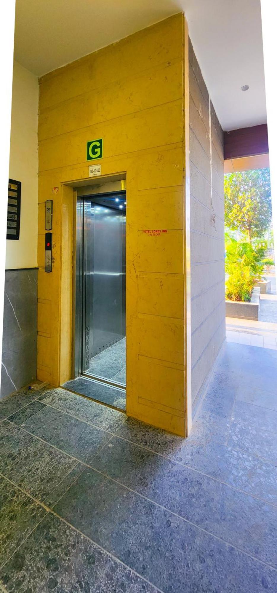 Hotel Nova Blue Ahmedabad Esterno foto