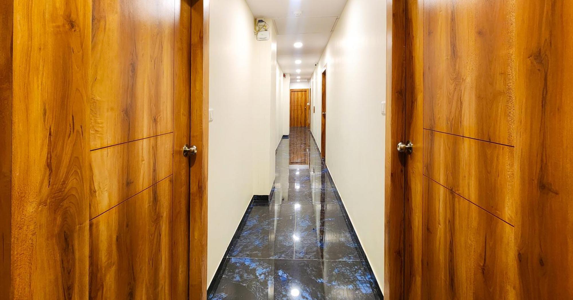 Hotel Nova Blue Ahmedabad Esterno foto