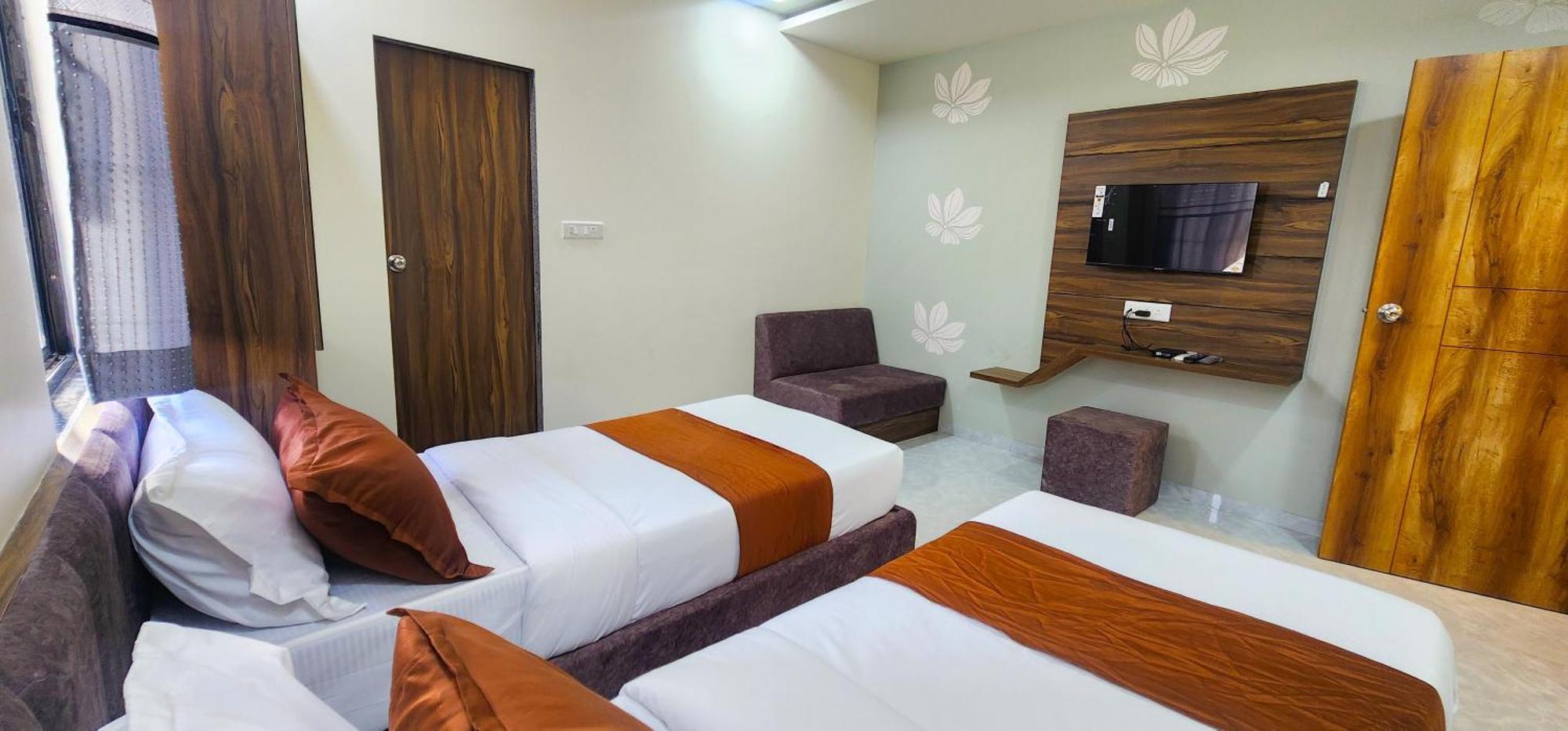 Hotel Nova Blue Ahmedabad Esterno foto