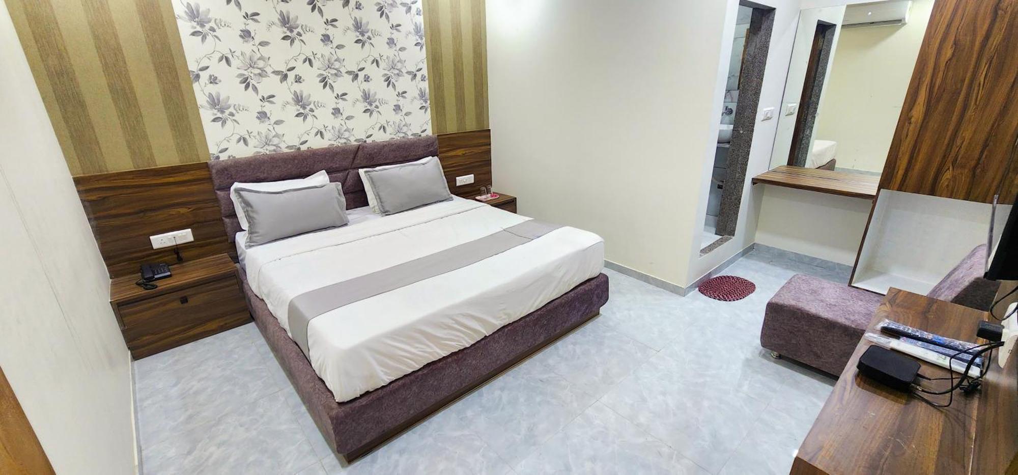 Hotel Nova Blue Ahmedabad Esterno foto