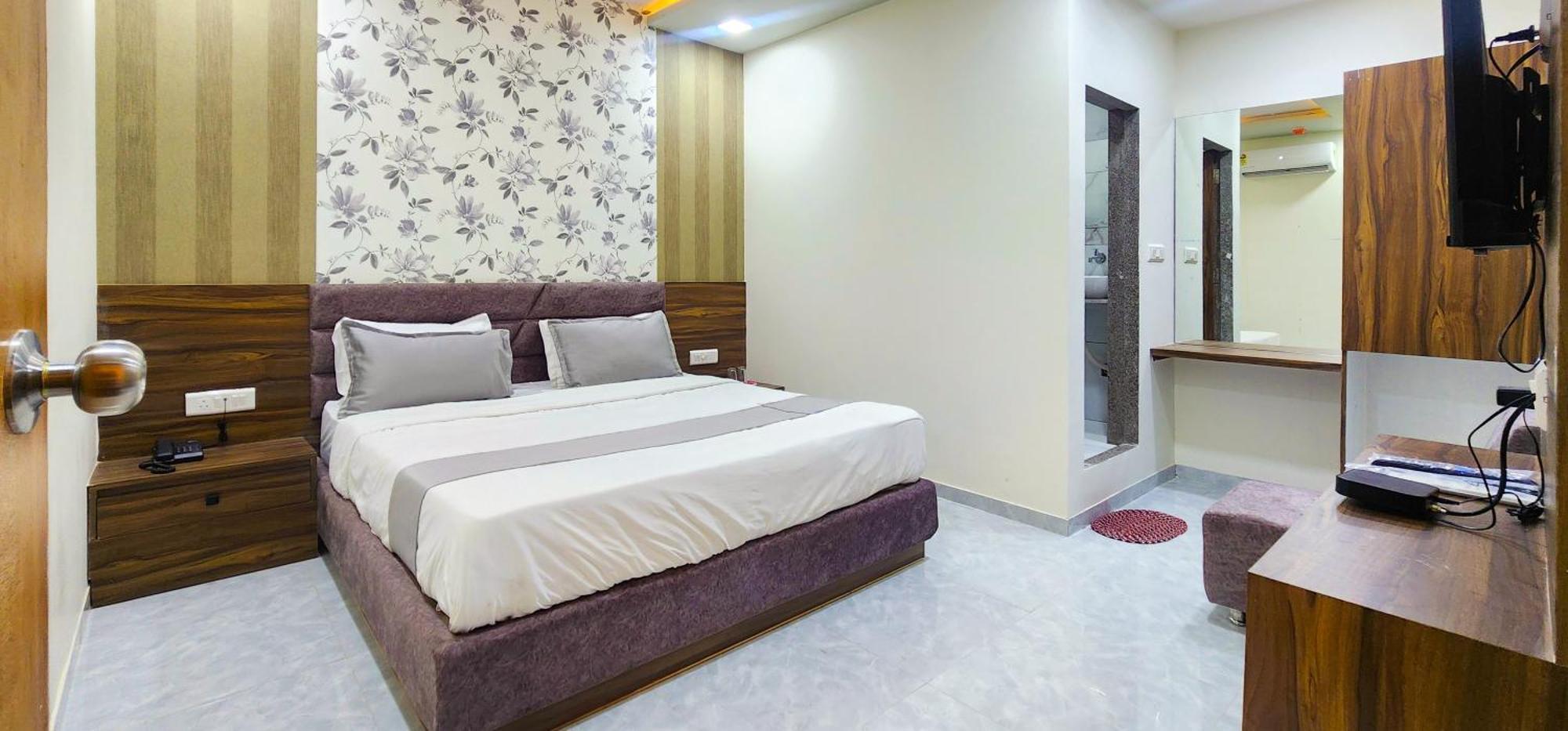Hotel Nova Blue Ahmedabad Esterno foto