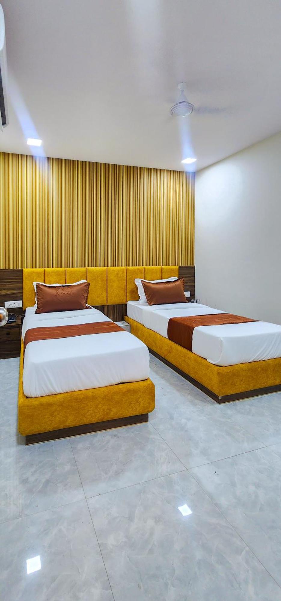 Hotel Nova Blue Ahmedabad Esterno foto