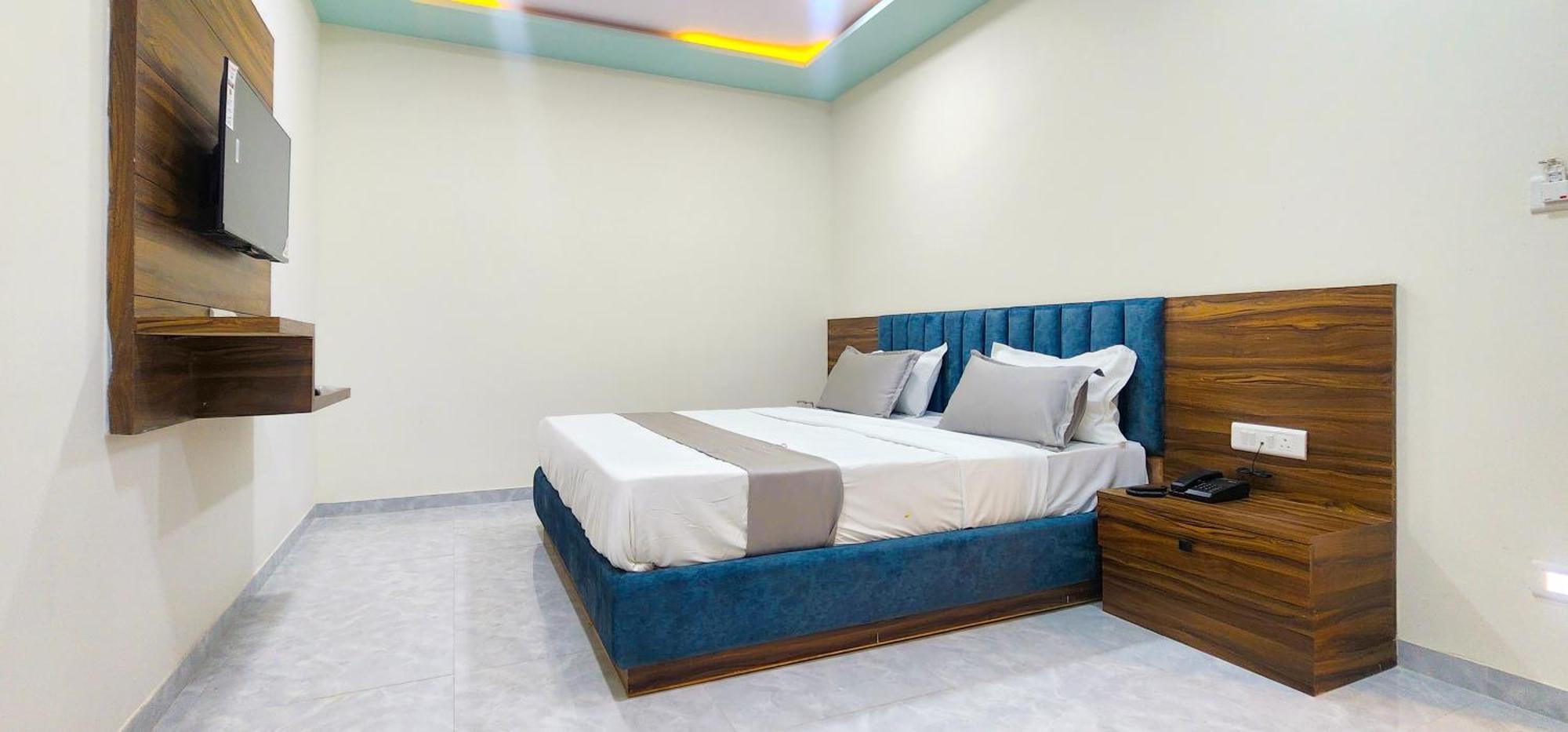 Hotel Nova Blue Ahmedabad Esterno foto
