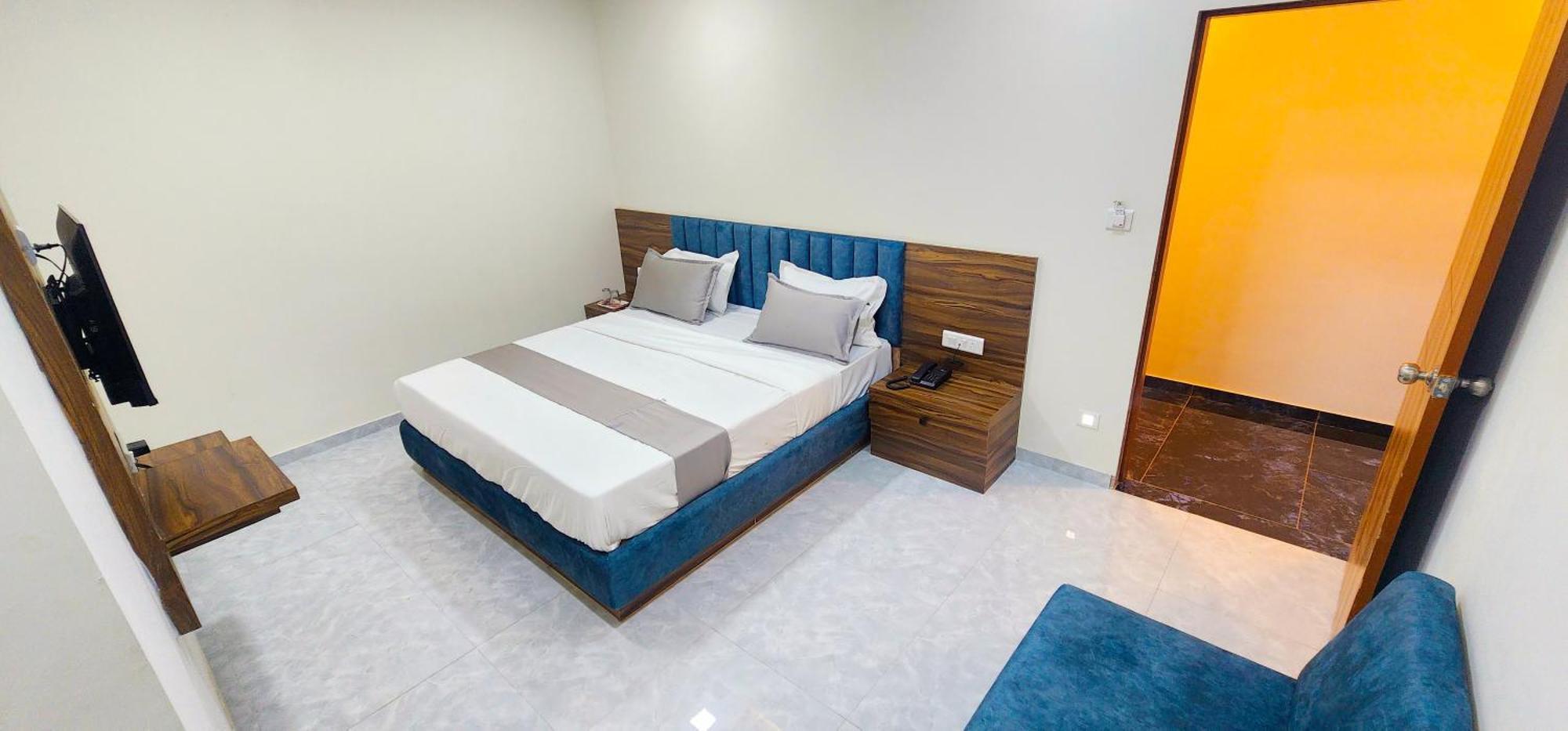 Hotel Nova Blue Ahmedabad Esterno foto