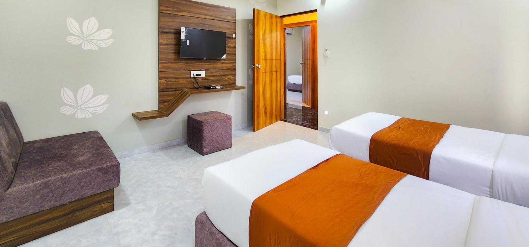 Hotel Nova Blue Ahmedabad Esterno foto