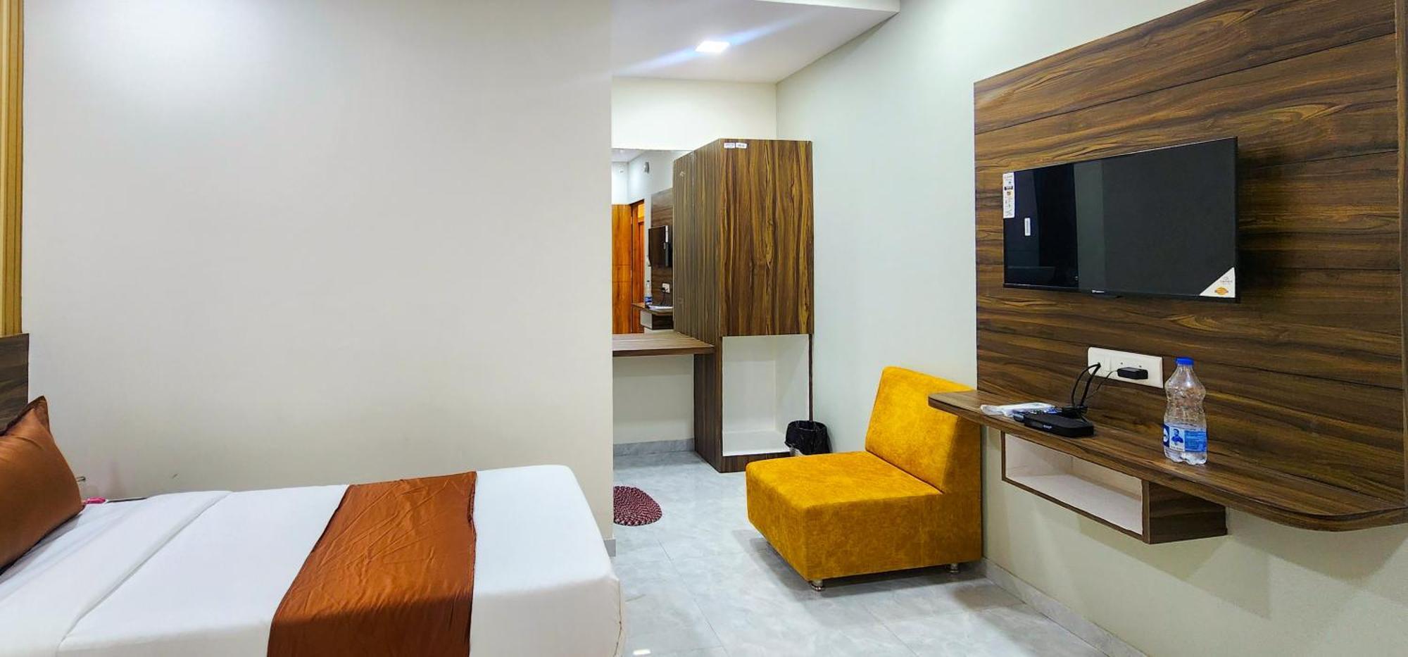 Hotel Nova Blue Ahmedabad Esterno foto
