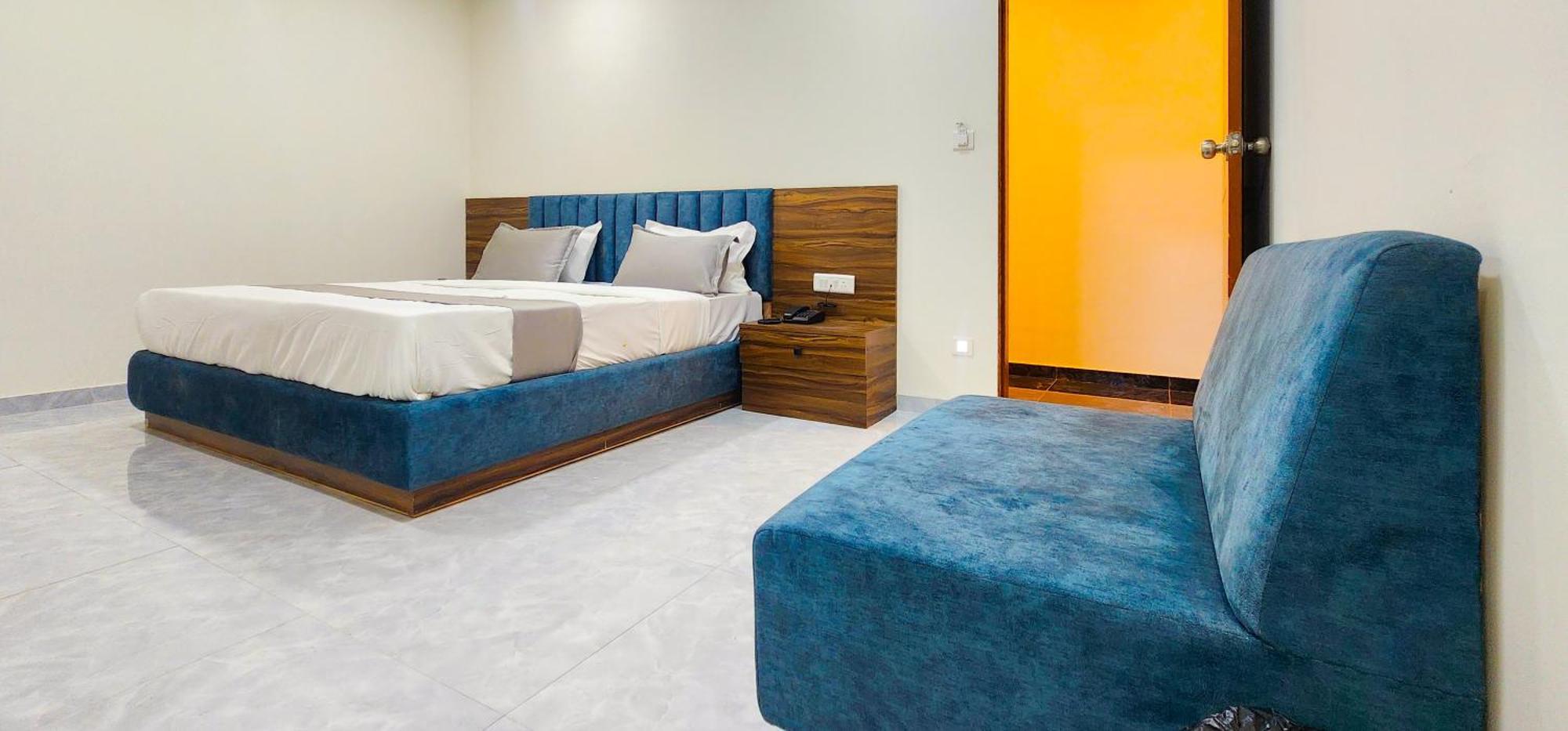 Hotel Nova Blue Ahmedabad Esterno foto