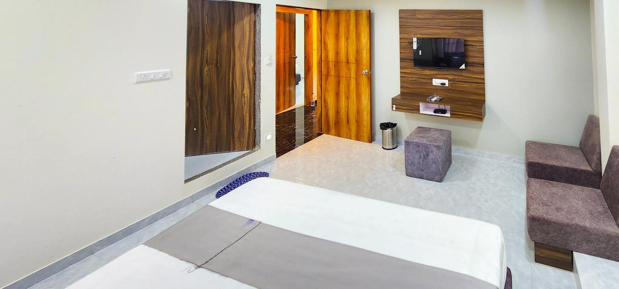 Hotel Nova Blue Ahmedabad Esterno foto