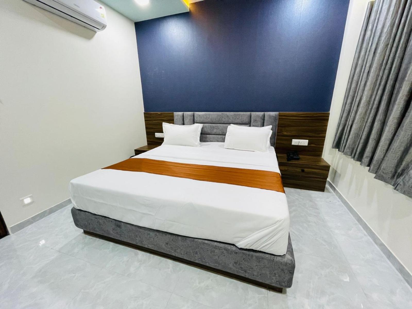 Hotel Nova Blue Ahmedabad Esterno foto