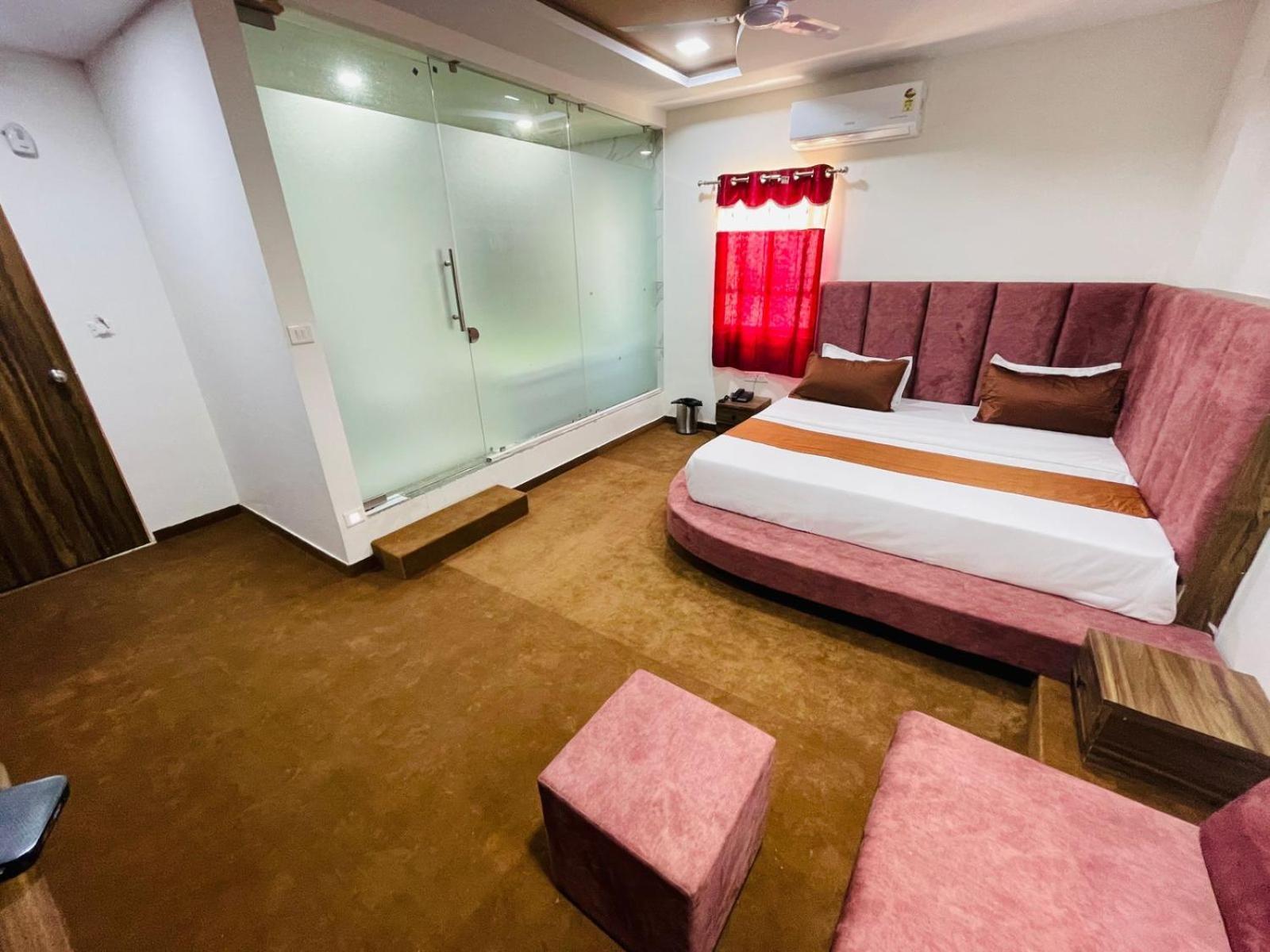 Hotel Nova Blue Ahmedabad Esterno foto