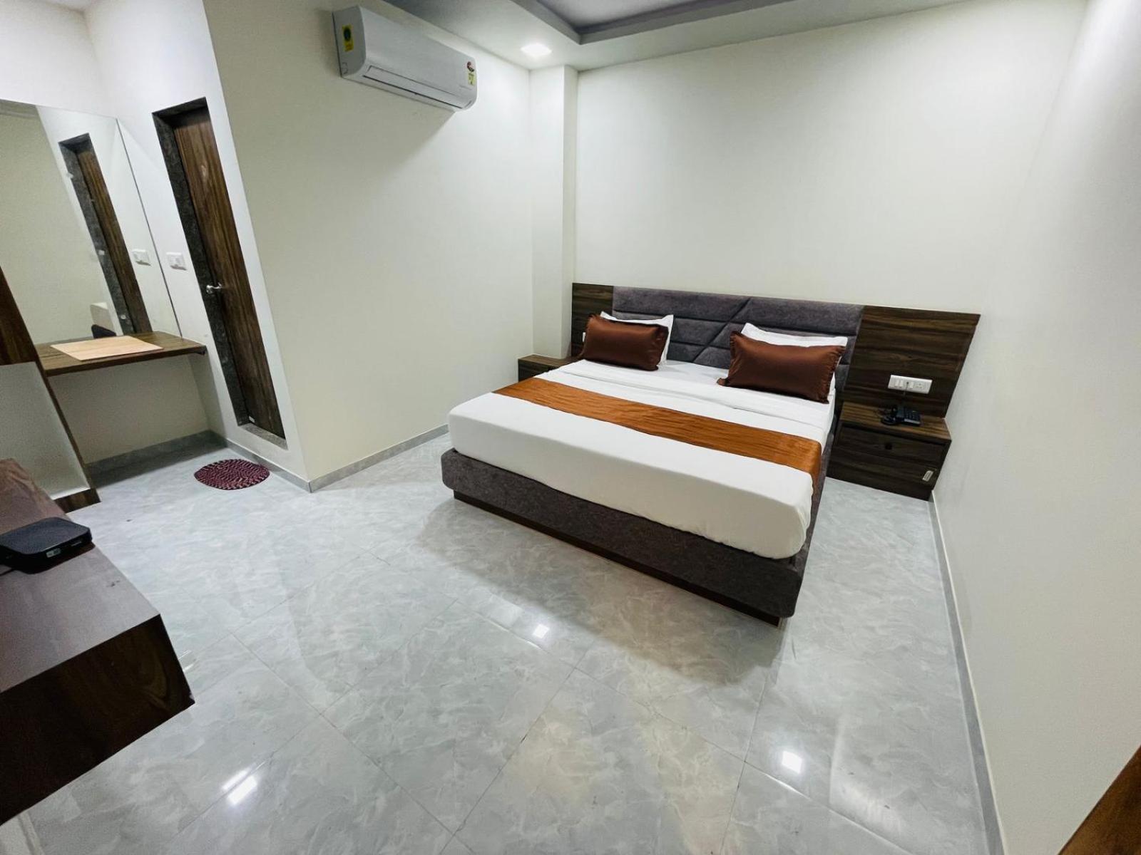 Hotel Nova Blue Ahmedabad Esterno foto