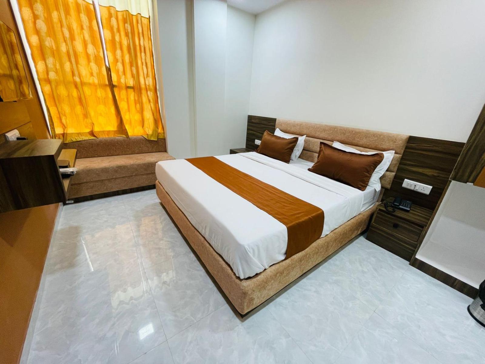 Hotel Nova Blue Ahmedabad Esterno foto