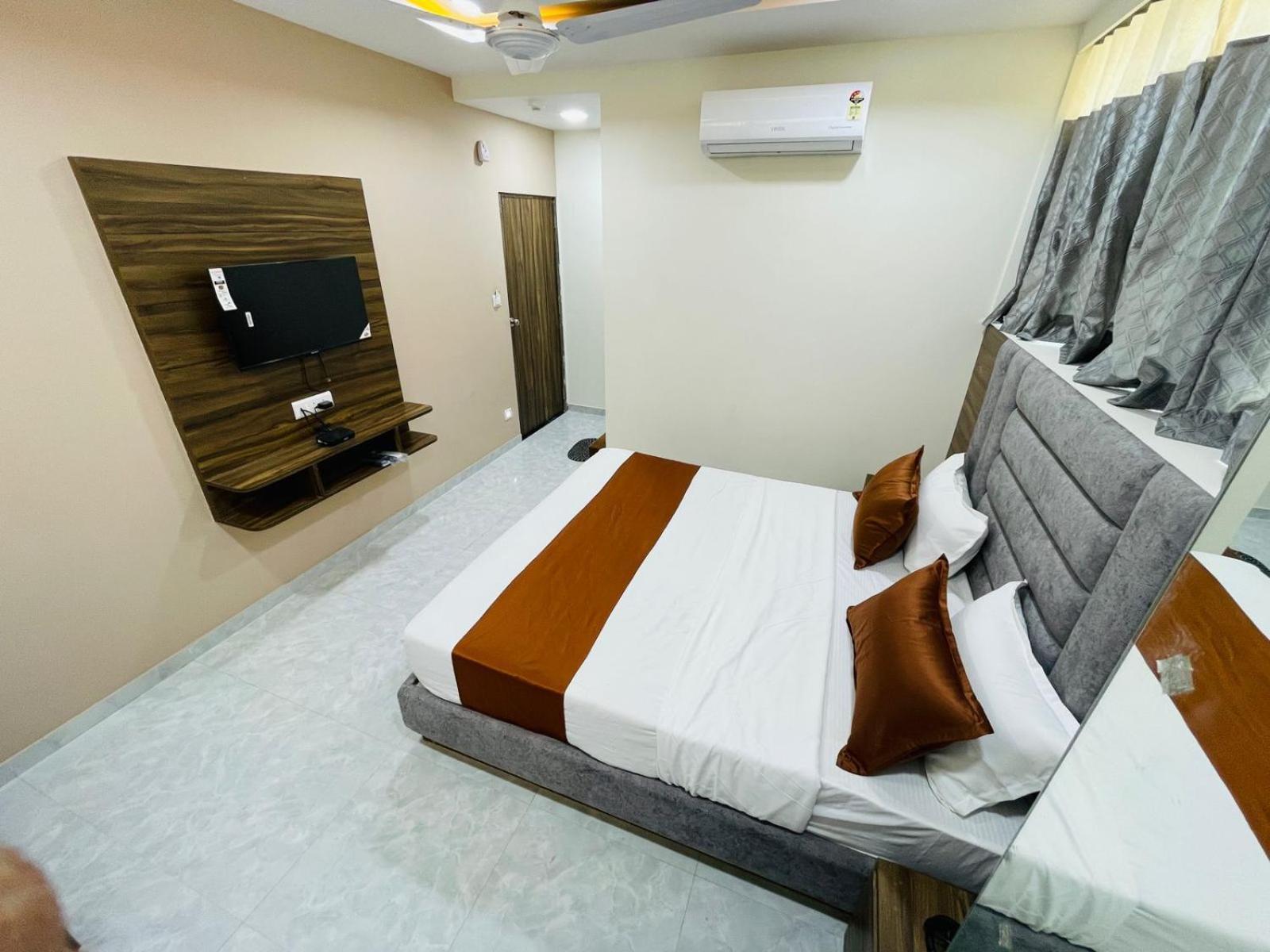 Hotel Nova Blue Ahmedabad Esterno foto