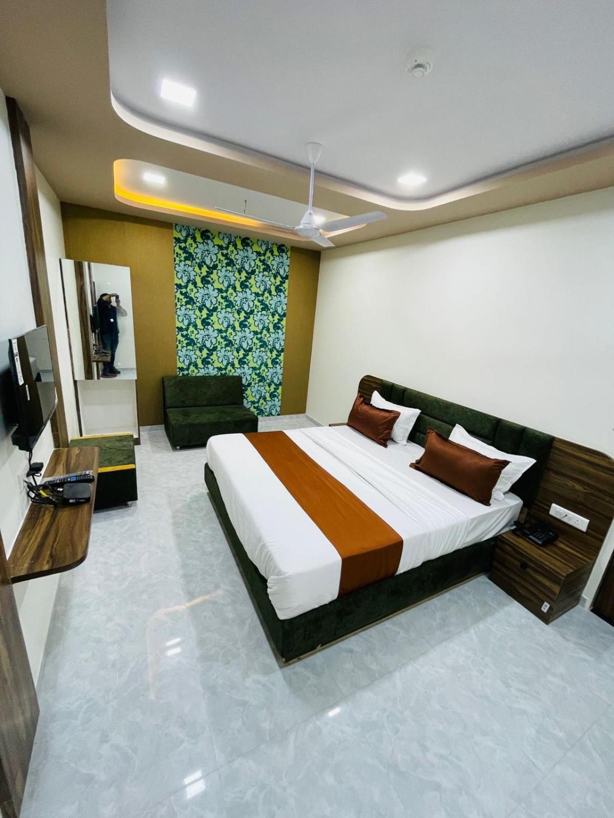 Hotel Nova Blue Ahmedabad Esterno foto