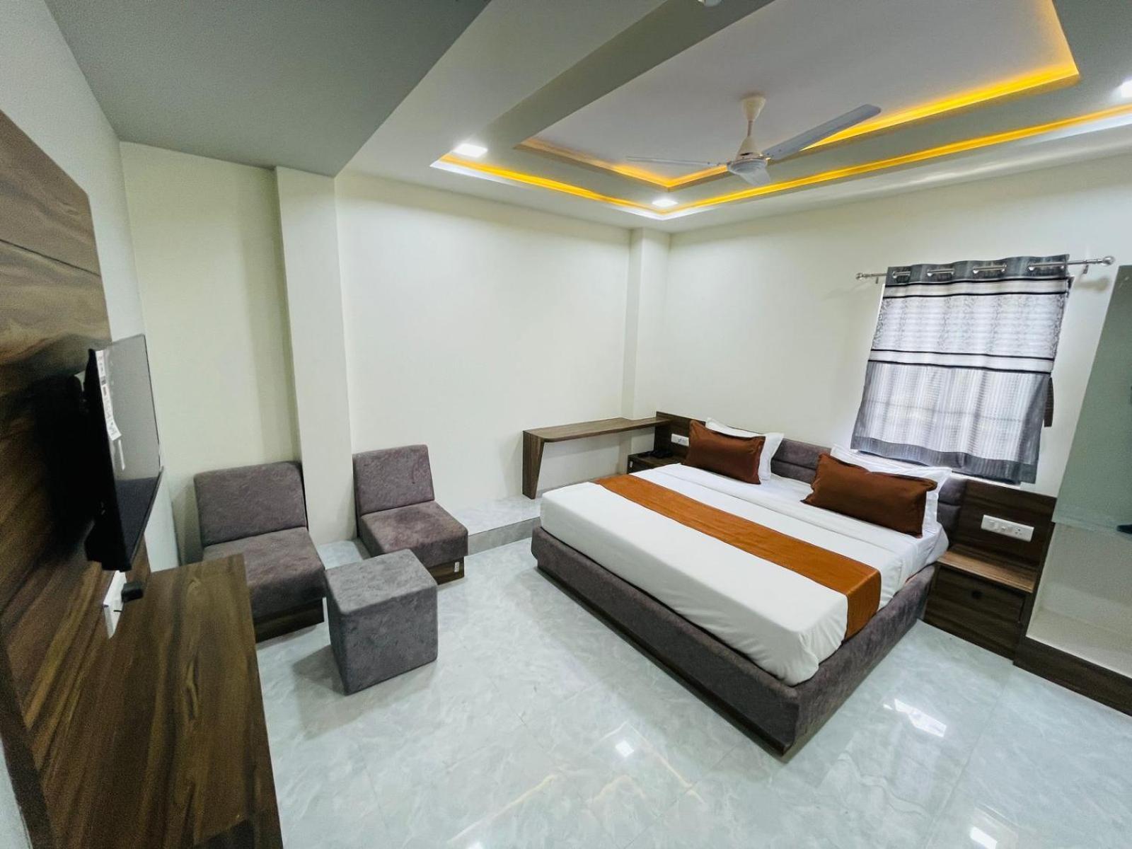 Hotel Nova Blue Ahmedabad Esterno foto