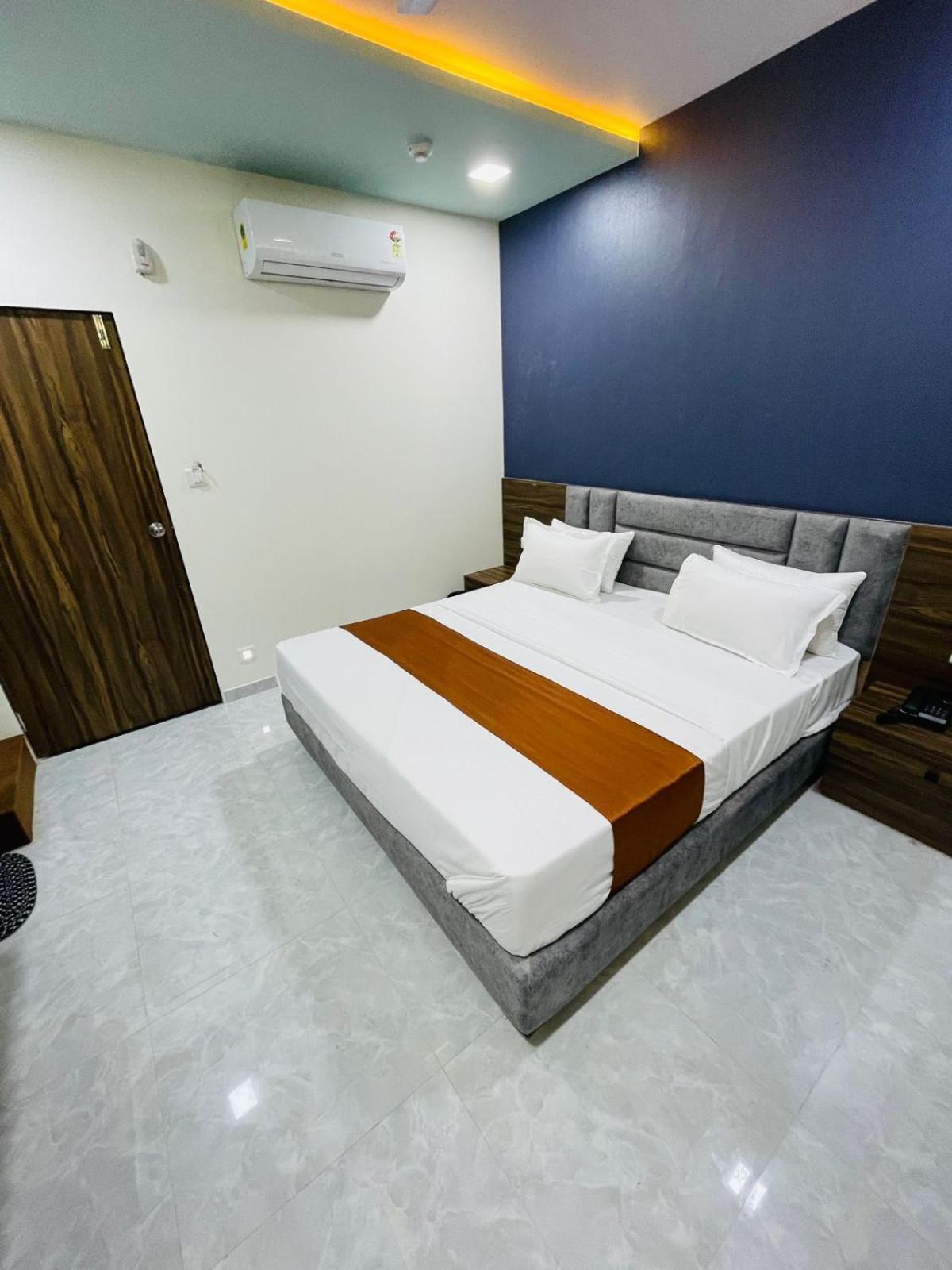 Hotel Nova Blue Ahmedabad Esterno foto