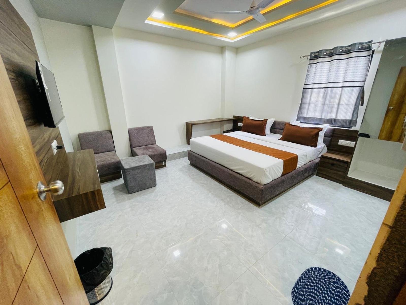 Hotel Nova Blue Ahmedabad Esterno foto