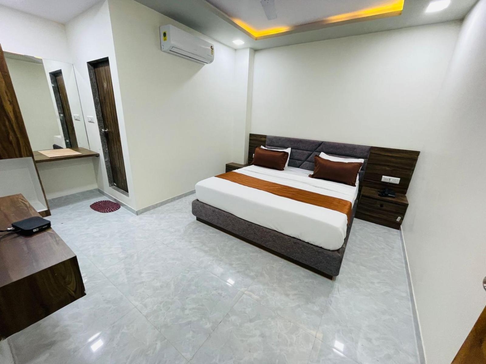 Hotel Nova Blue Ahmedabad Esterno foto