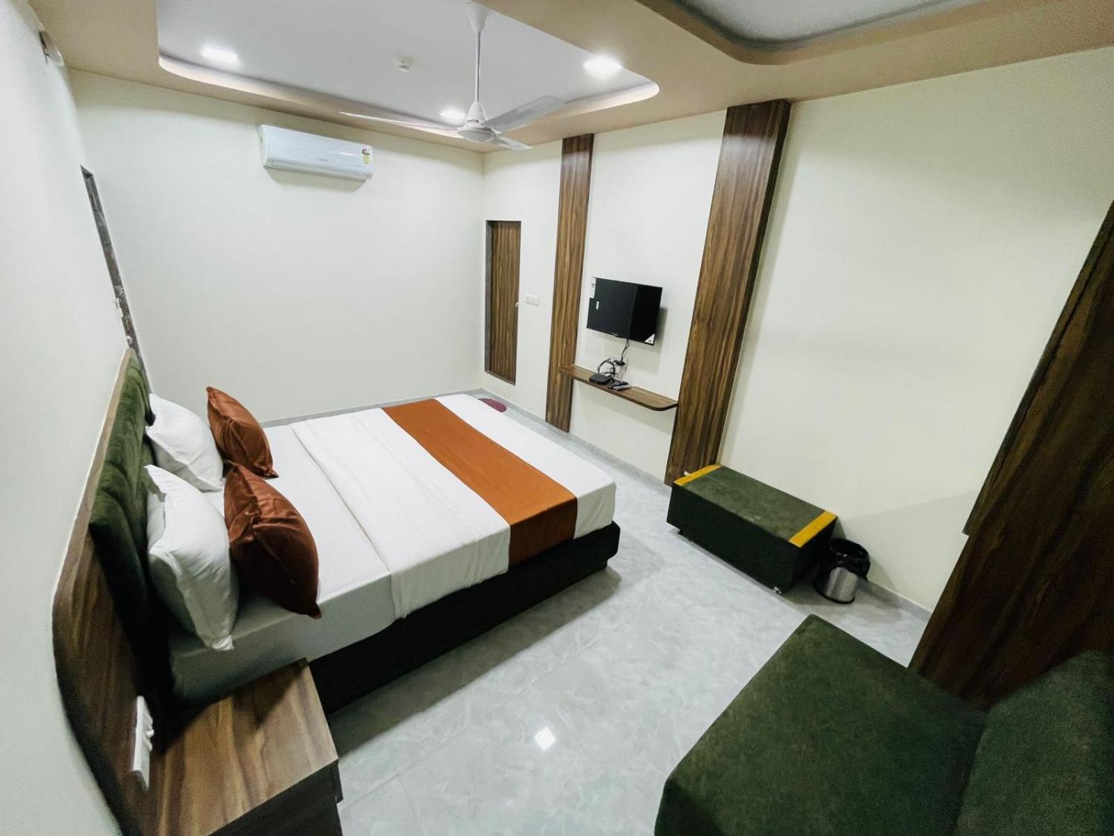 Hotel Nova Blue Ahmedabad Esterno foto