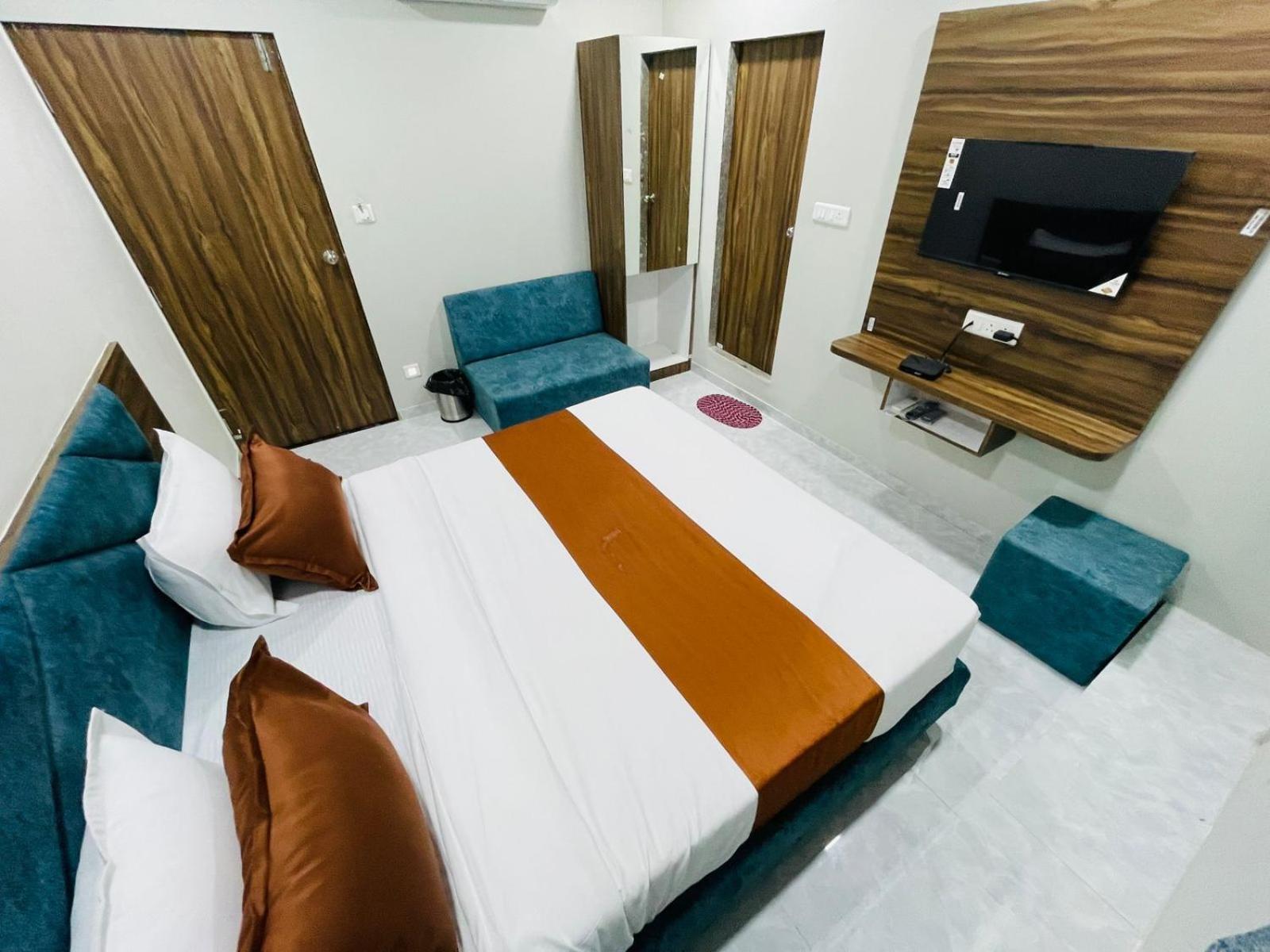 Hotel Nova Blue Ahmedabad Esterno foto