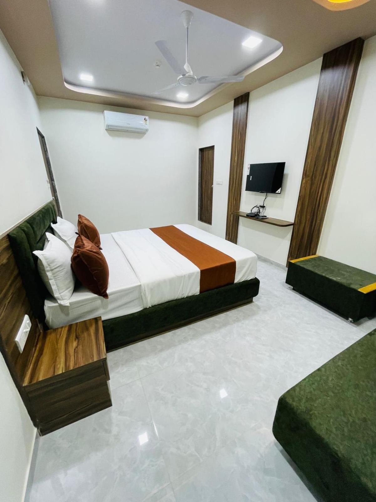 Hotel Nova Blue Ahmedabad Esterno foto