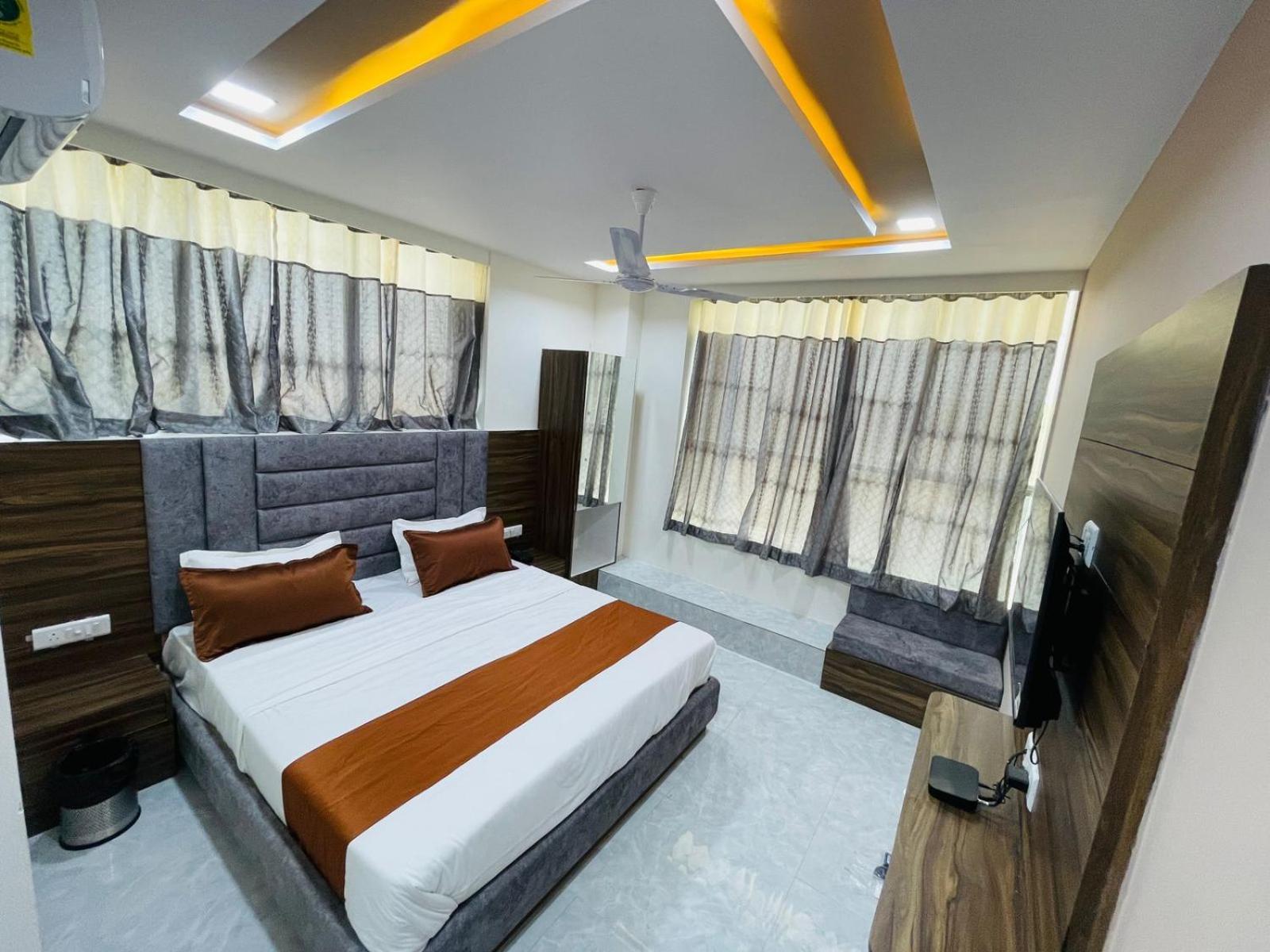Hotel Nova Blue Ahmedabad Esterno foto